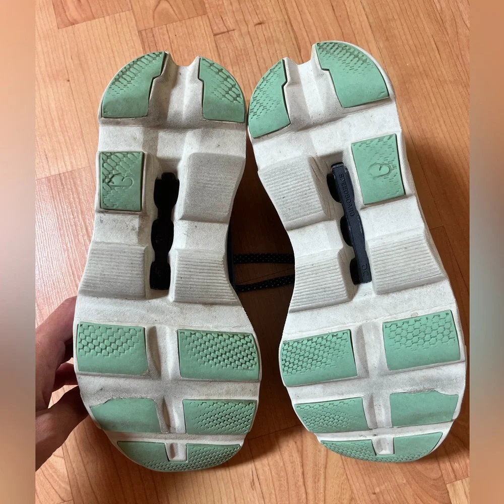 On Cloudrunning Cloudmonster sneakers in a Dust/Vapor
